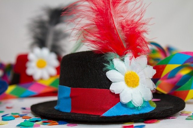 hat-3075875_640 (1)